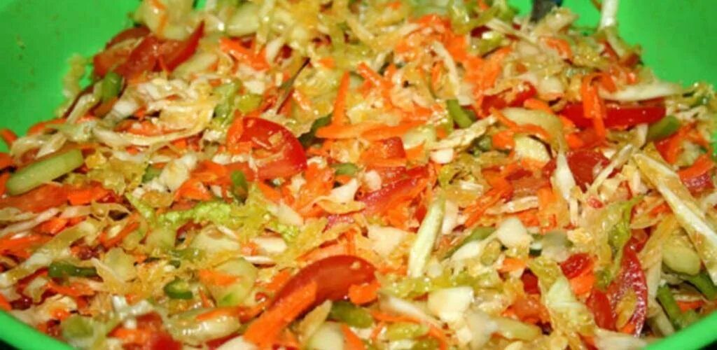 Капуста морковь болгарский перец уксус сахар. Салаты на зиму. салат осенний на зиму. салат помидоры лук перец морковь. салат капуста морковь помидор.