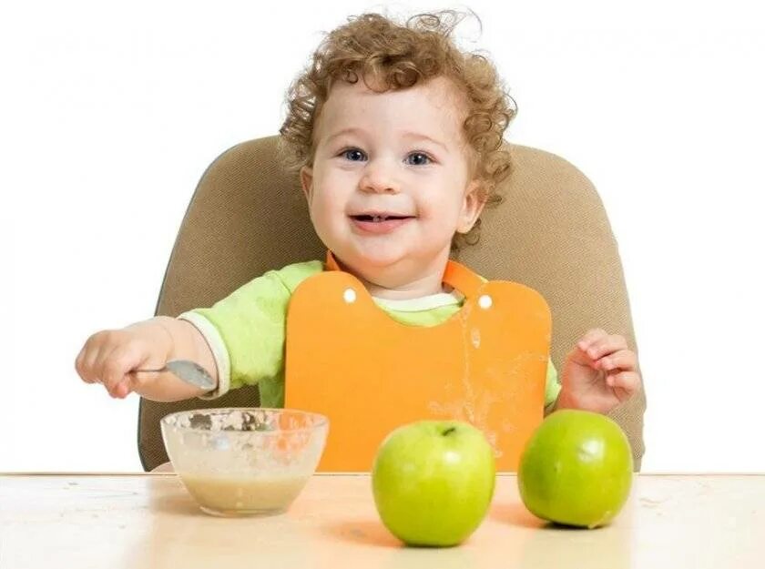 Ребенку можно свежее яблоко. Еда для детей. Ребенок ест. Малыш ест. Детское питание.
