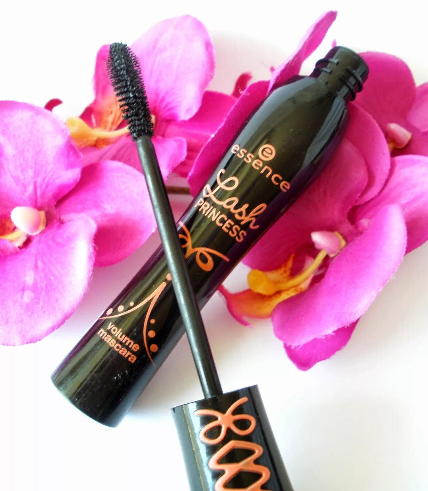 Essence lashes. Тушь Essence Lash Princess. Essence Lash Princess тушь щеточка. Lash Princess Curl Volume Mascara. Тушь Эссенс эффект накладных.