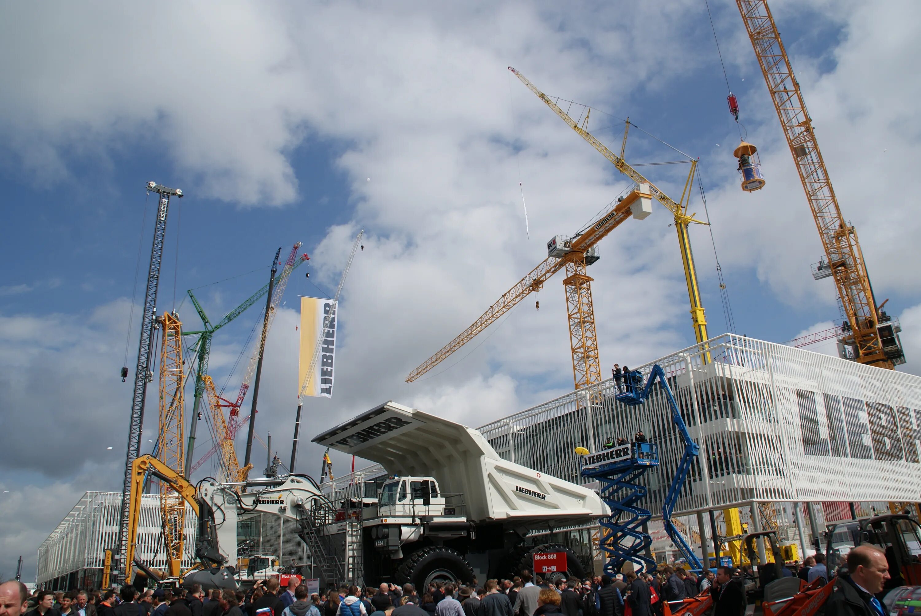 Либхер центр. Модель крана liebherr 150 выставка баума. liebherr выставка. либхерр на выставке. штаб квартира либхер.
