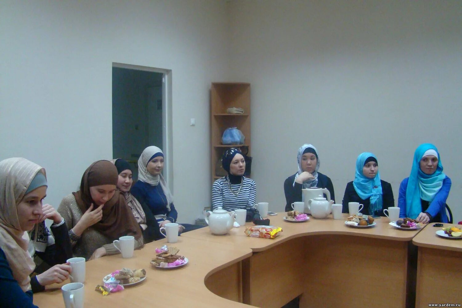 мусульмане в клубе. клуб мусульманка. фитнес в хиджабе. спортивные девушки в хиджабе. мусульманка занимается спортом.