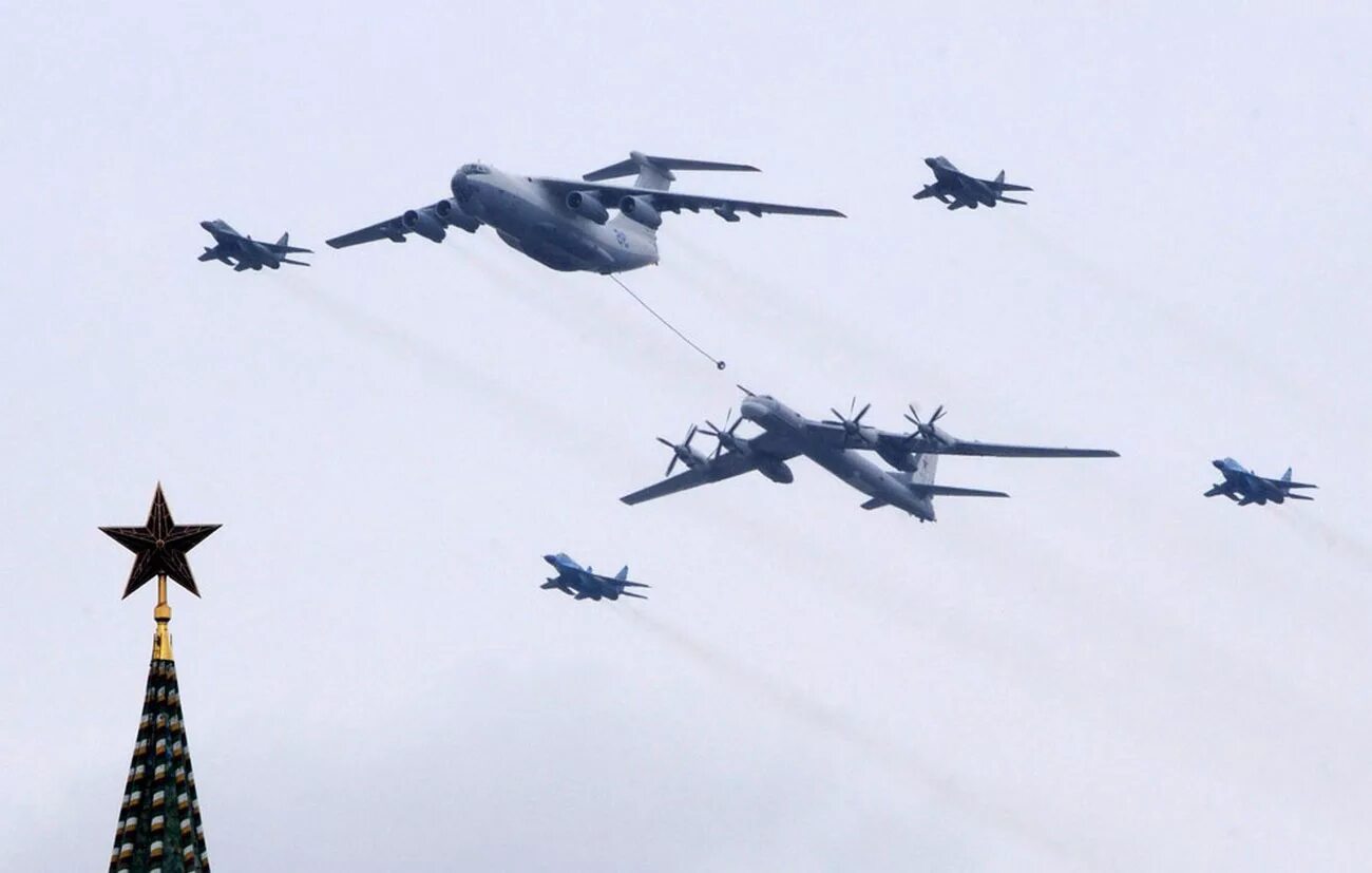 пролетали военные самолеты над рамзай. самолеты над кремлем. какие самолеты на параде 9 мая. летающий самолёт военный. парад победы самолеты.