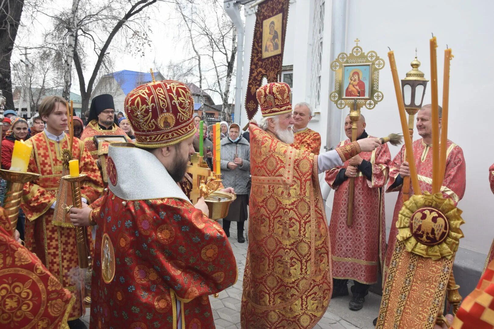 Пасха 2015 году число. Пасхальная утреня Иркутск крестный ход. Лесосибирск Пасха крестный ход. Отпуст на литургии. Пасхальный крестный ход в Кургане митрополит Иосиф.