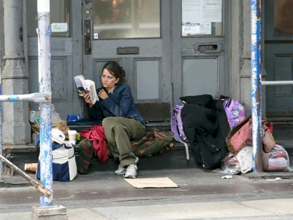 Homeless women. Бездомная молодая девушка.