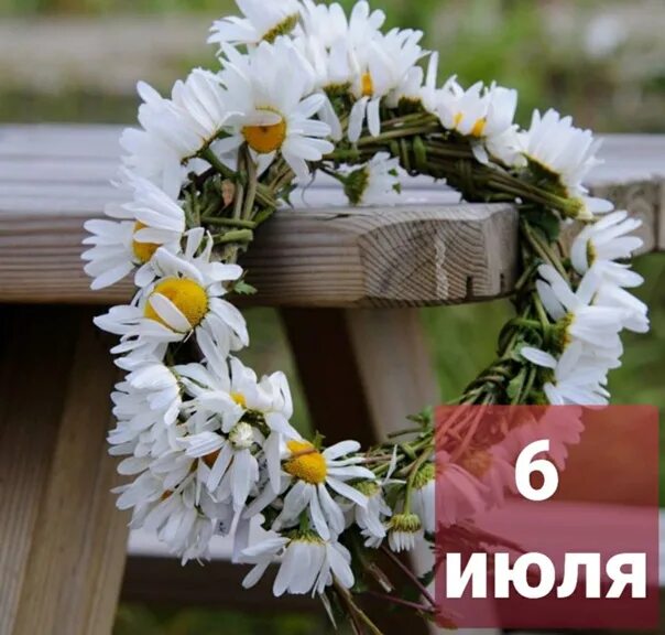 1 мая в греции венки с цветами в честь прихода лета. Венок из трав и цветов. Летние праздники для детей в детском саду. Венок из цветов. День венков.