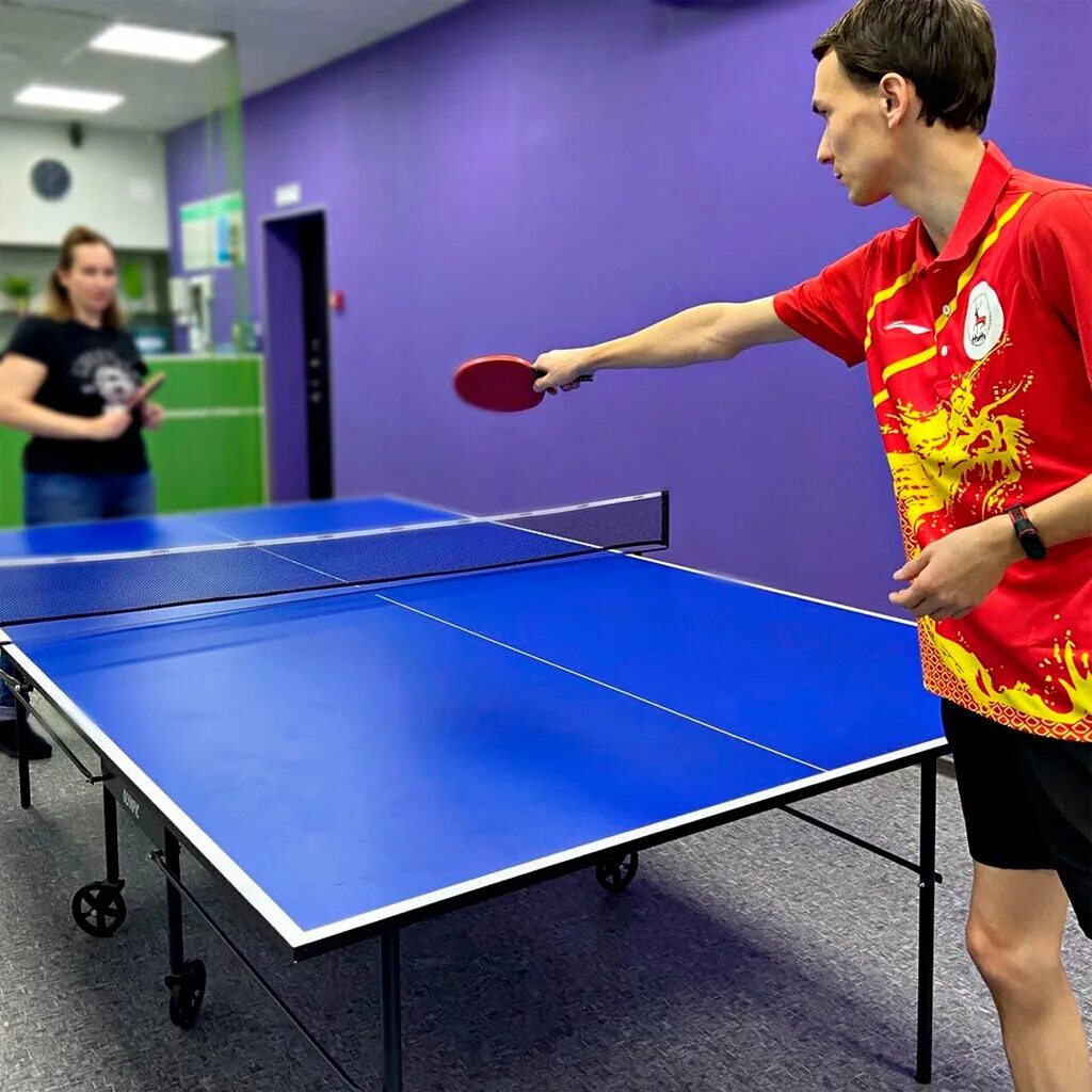 Теннисный стол в зале. Настольный теннис нижний. Пинг понг нижний новгород. Центр настольного тенниса. Настольный теннис нижний.