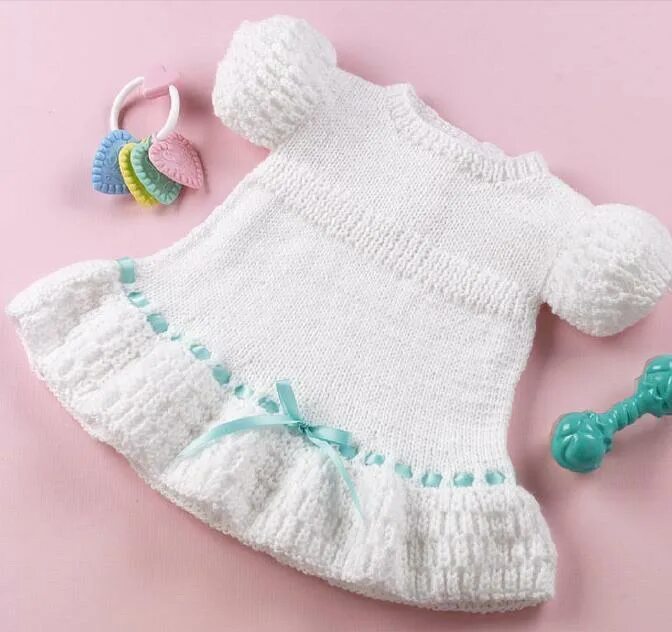 Детский сарафан спицами схемы и описание на 1 год. Вязание спицами девочке 6 месяцев. Кофта спицами для девочки 6 месяцев. Вязаное платье для малышки. Вязаное платье для новорожденной девочки спицами с описанием.