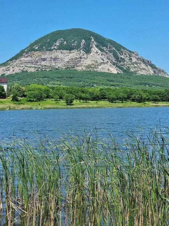 Погода змейка минераловодский. Гора змейка Минеральные воды. Гора змейка Минеральные воды пруд. Озеро на змейке Минеральные воды. Гора змейка озеро.