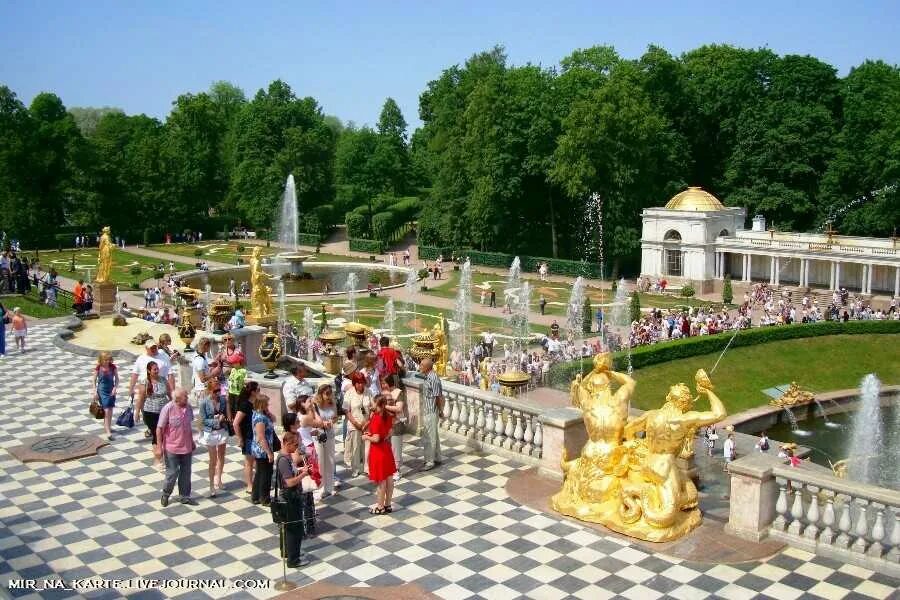Петергоф работа сегодня. Петергоф туристы. петергоф фонтаны люди. парк аттракционов петергоф. петергоф верхний парк открыт.