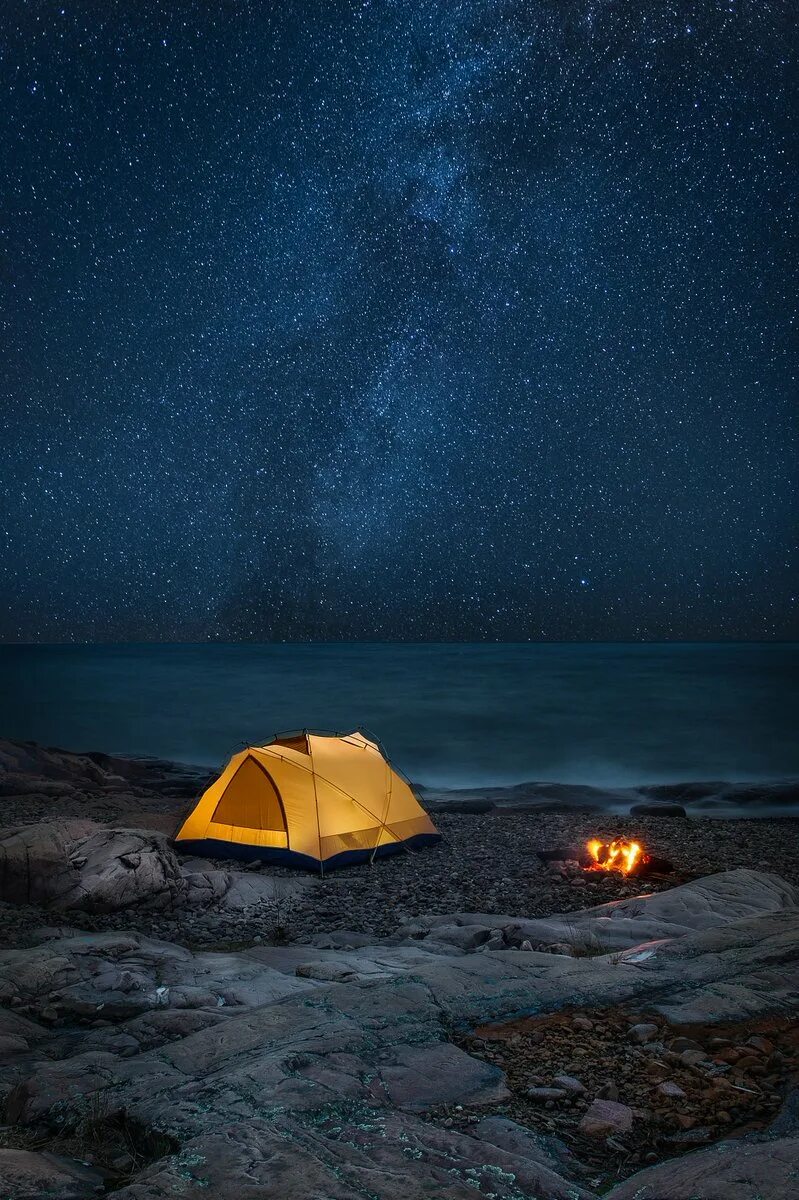 Темнота в палатке. Палатка ночью. Палатка у моря. Палатка в горах ночью. Палатка под звездами.