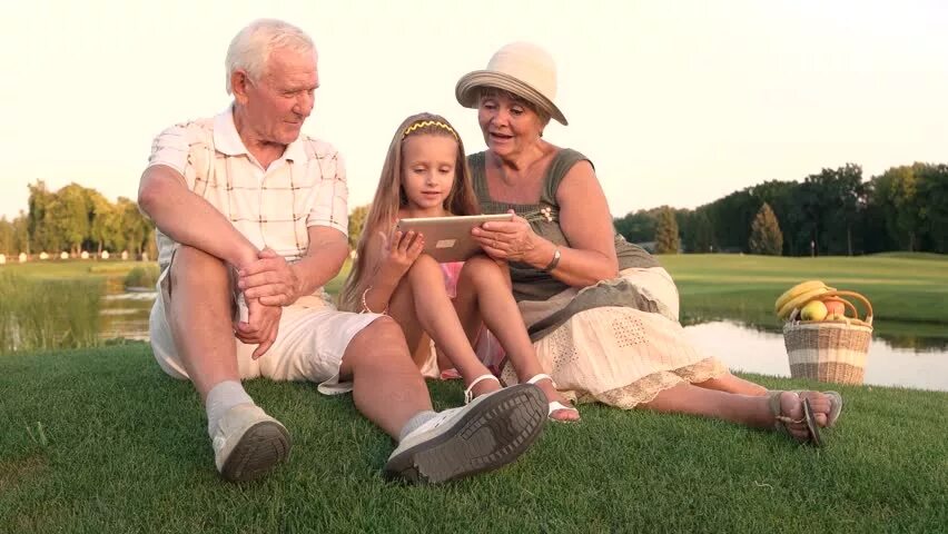 Дед подглядеть за внучками. Дедушка и внучка. Дедушка на роликах.