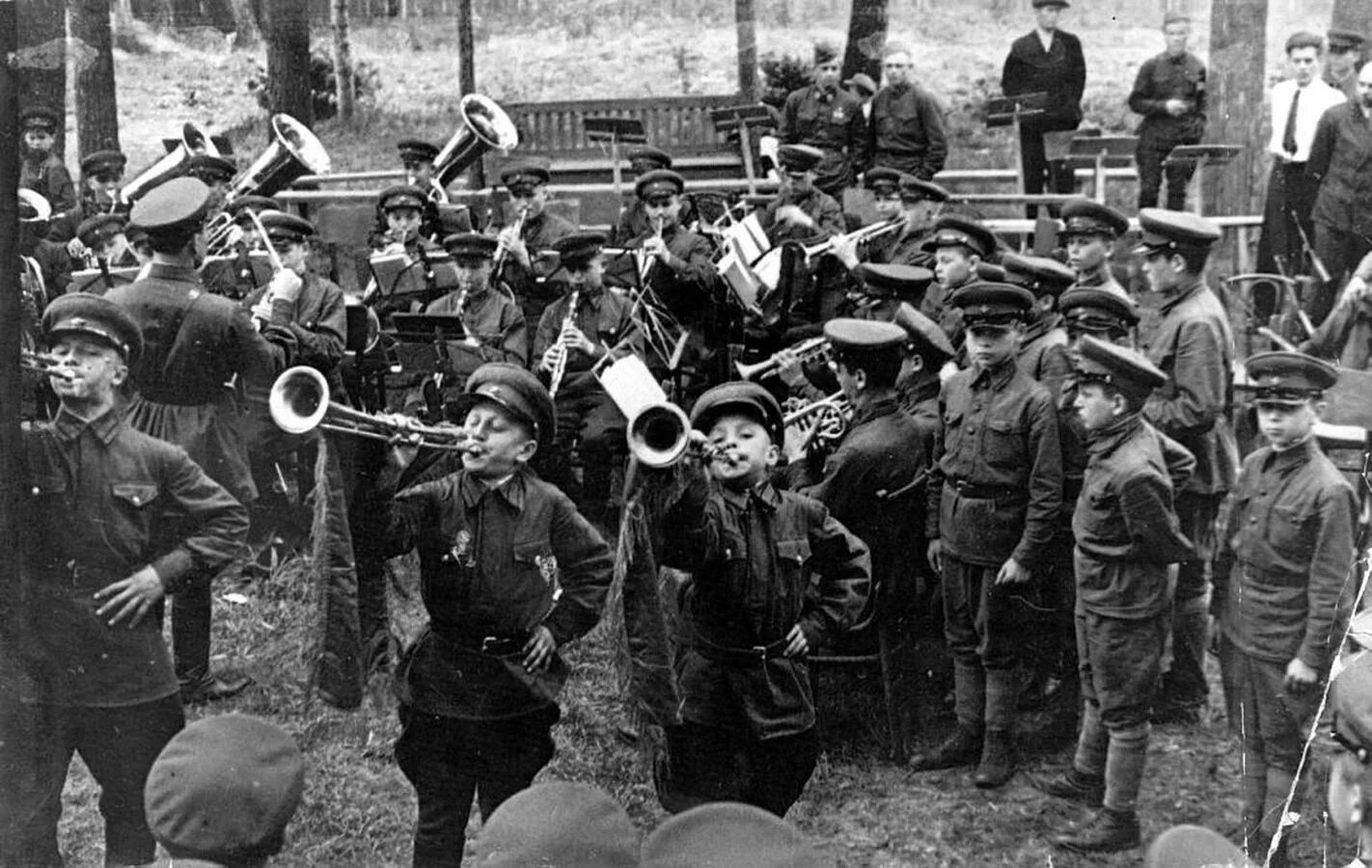Оркестр во время войны. Военные оркестры в годы ВОВ 1941-1945. Духовой оркестр Московского гарнизона 1945. Военный оркестр на войне.