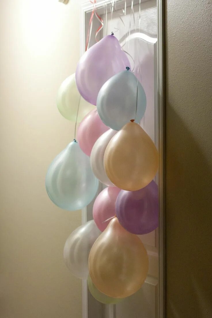 Как прикрепить шары к обоям. На что прикрепить шары к стене. Как прикрепить шары к обоям. Крепеж для воздушных шариков. Украсить комнату шариками.