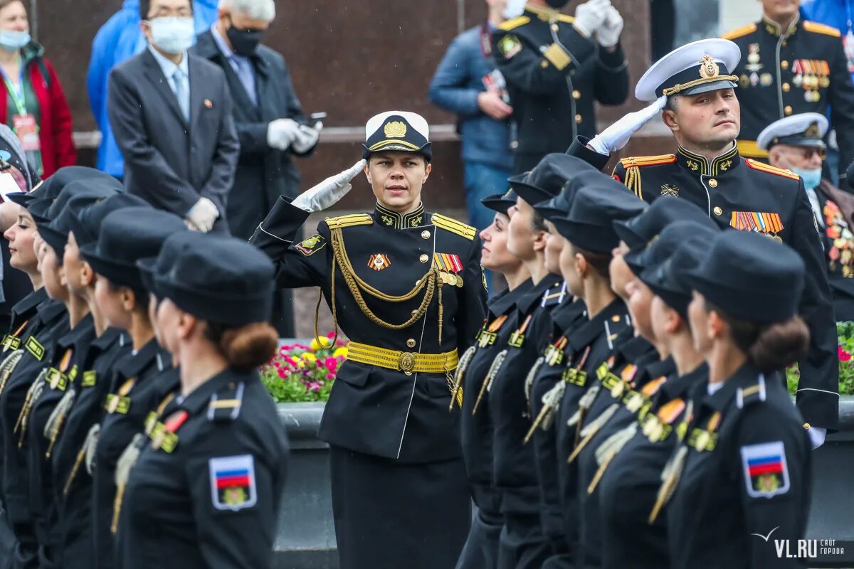 Парад Победы Владивосток. Женщины на параде. Женщины на параде Победы. Женские войска на параде Победы.