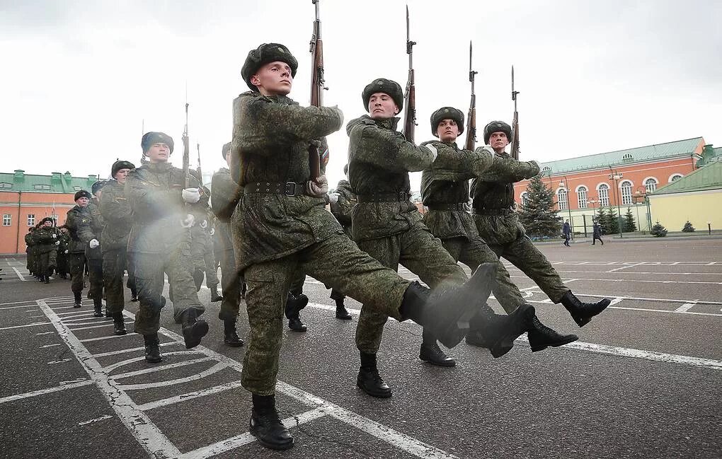 Генерал на плацу. Военный парад. Солдаты на параде. Подготовка к параду 2020. Российские военные на параде.