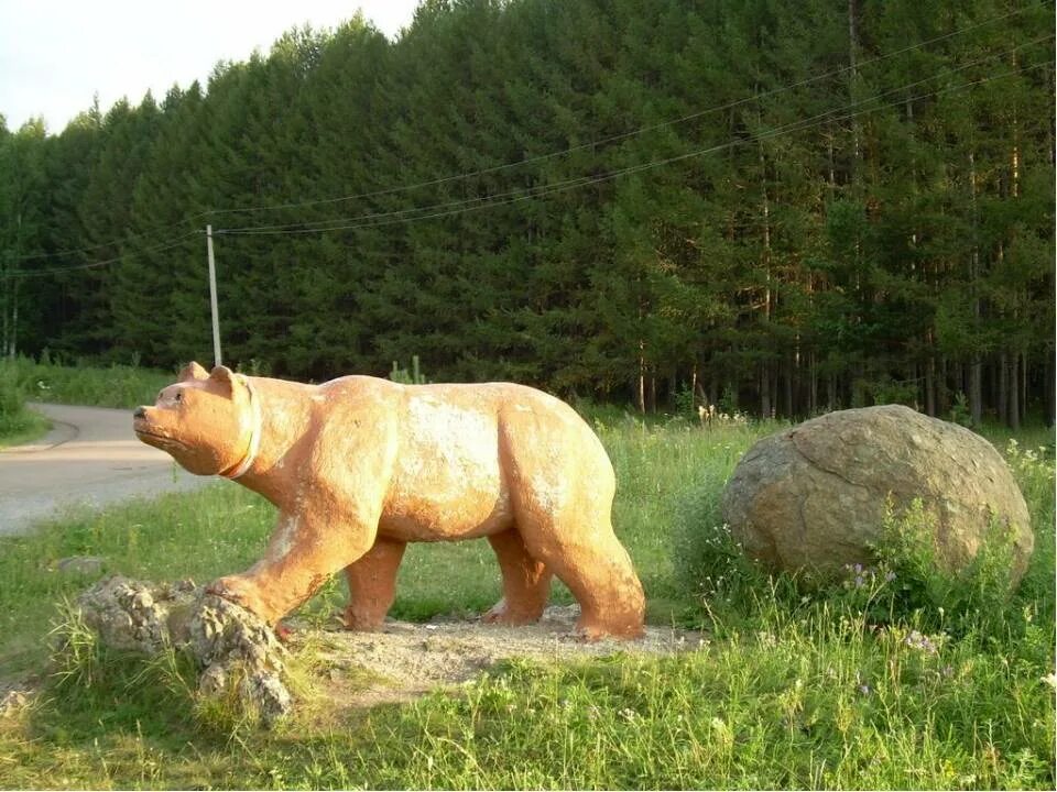 Животные белорецка. Учалы памятники медведя. Мраково Башкортостан памятник медведю. Скульптуры Учалы. Памятник медведю в Соликамске.