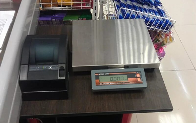Касса с продуктами. Касса с весами для продуктового магазина. Масса товаров магазин. Торговые весы в магазине. Весы для взвешивания фруктов и овощей.