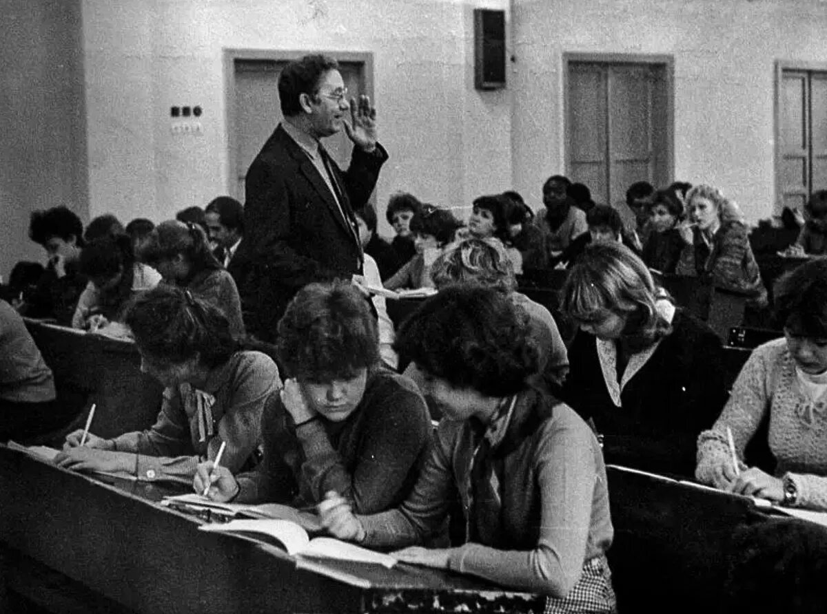 Преподаватель ссср. Преподаватель университета СССР 80е. Станкин институт 1970. Журфак МГУ 1960-Е. Образование 1960.