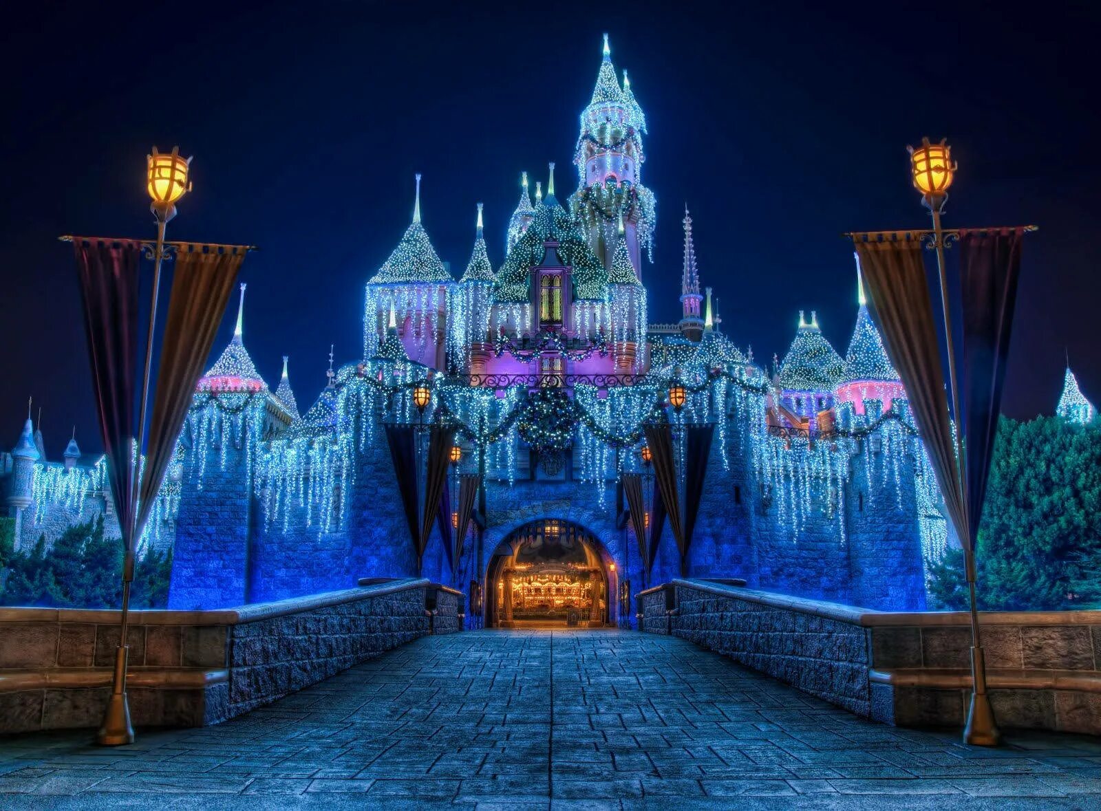 Sleeping Beauty Castle Диснейленд. Замок королевства Эренделл. Эренделл Холодное сердце дворец. Королевство Эренделл из холодного сердца.