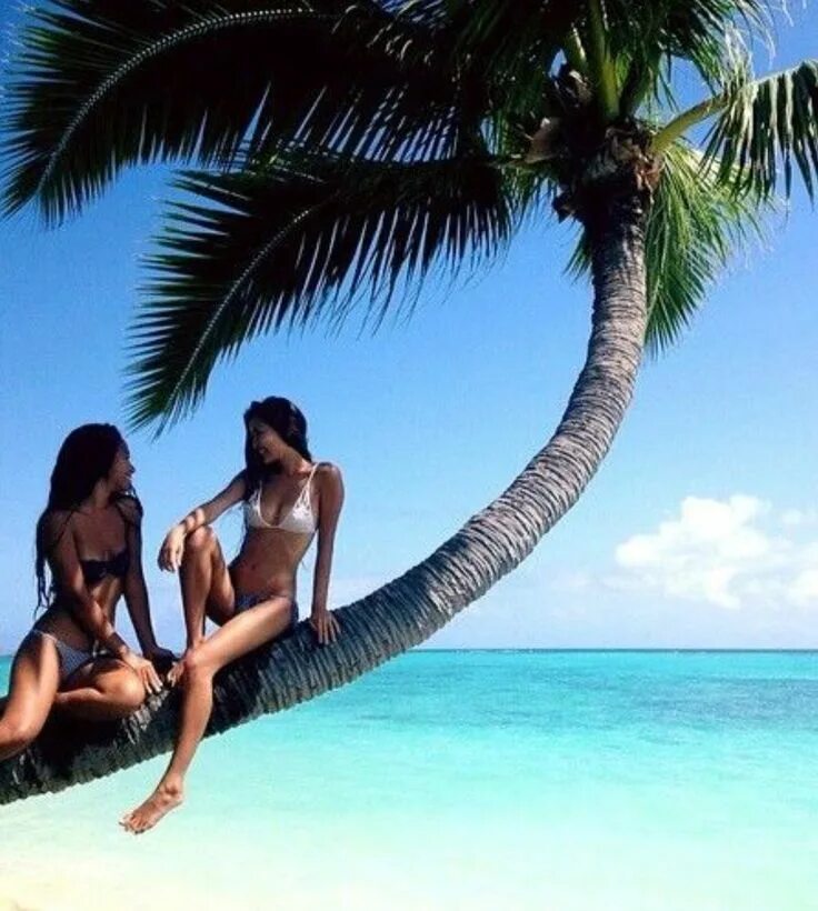 Девушка на пляже. Подруги на море. Девушка на пляже. Две девушки на море. Подруги на пляже.