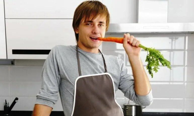 ноги морковки. подросток ест овощи. мужчина ест морковку. овощи для детей. морковь мужчина.