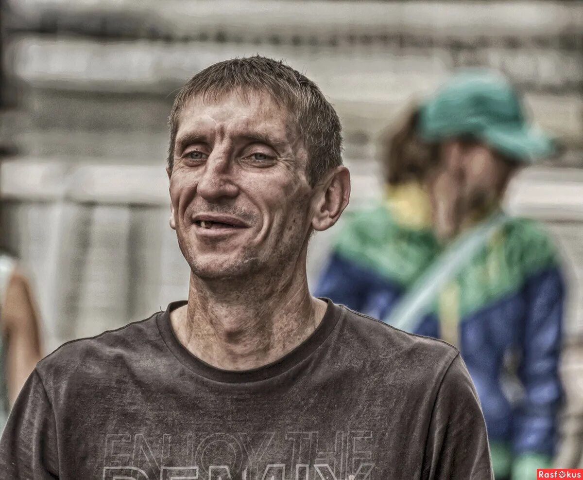 прохожий. лицо обычной девушки. лица обычных людей. лицо женщины нейросеть. рандомный человек.