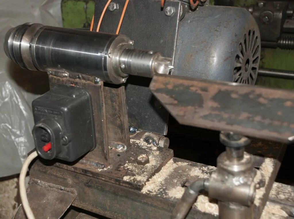 Станок токарный по дереву вд 9000. Передняя бабка токарного станка. Бабка токарного станка своими руками. Бабка токарного станка своими руками. Задняя бабка токарного станка р105.