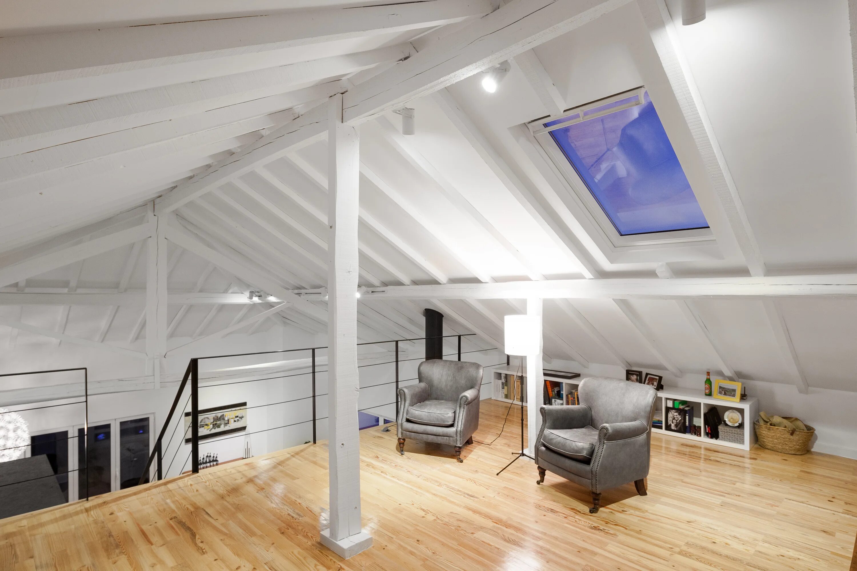 спальня на чердаке. мансардные окна в интерьере. интерьер чердака. чердак под вальмовой крышей. картинки мансардных.