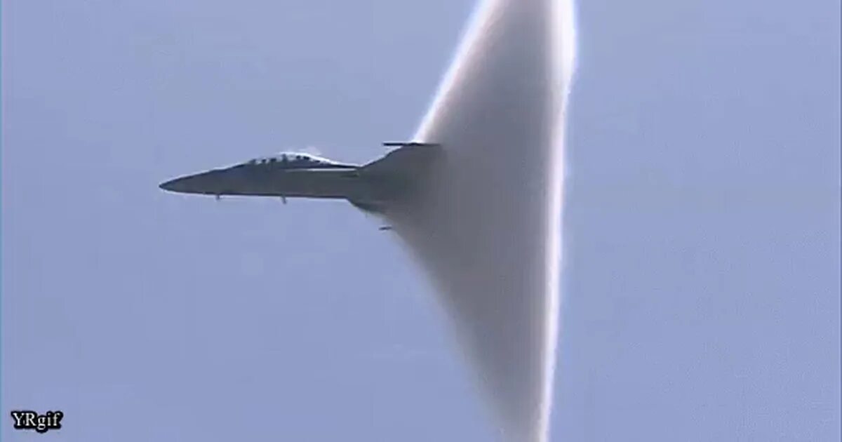 Эффект прандта гроельта. F22 raptor. Миг-31 сверхзвуковой самолёт. Самолет летит со скоростью звука. Самолет летит со скоростью звука.