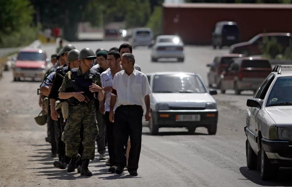 Без регистрации в киргизии. Ош Киргизия 2010 беспорядки. Город Ош Киргизия 2010 год.