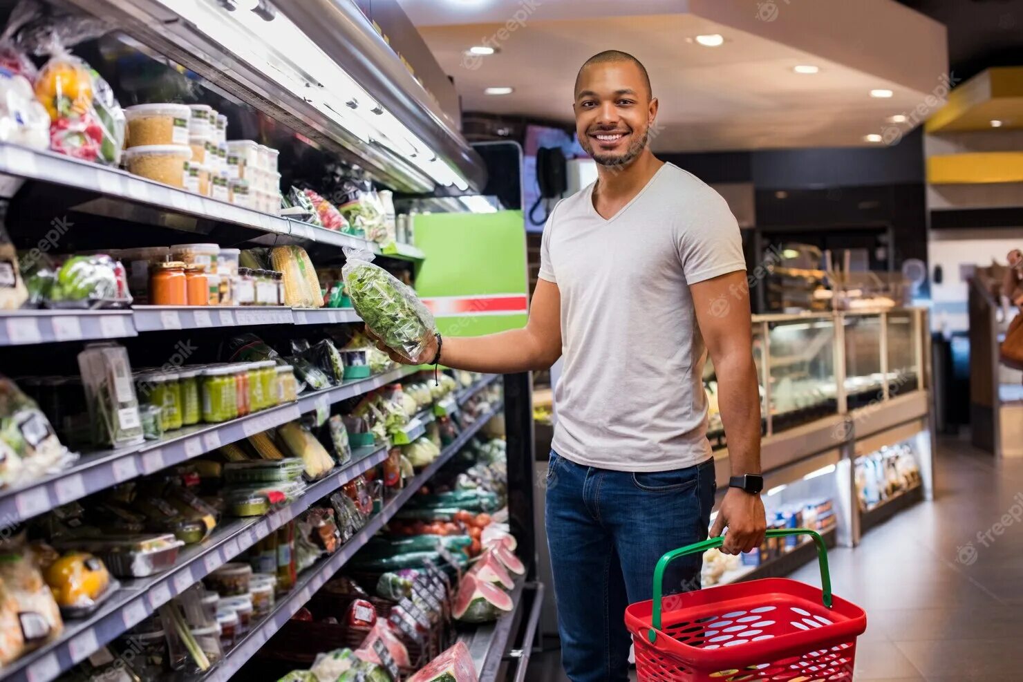 Купила парня в магазине. Человек с продуктами. люди в продуктовом магазине. мужчина в супермаркете. парень в супермаркете.