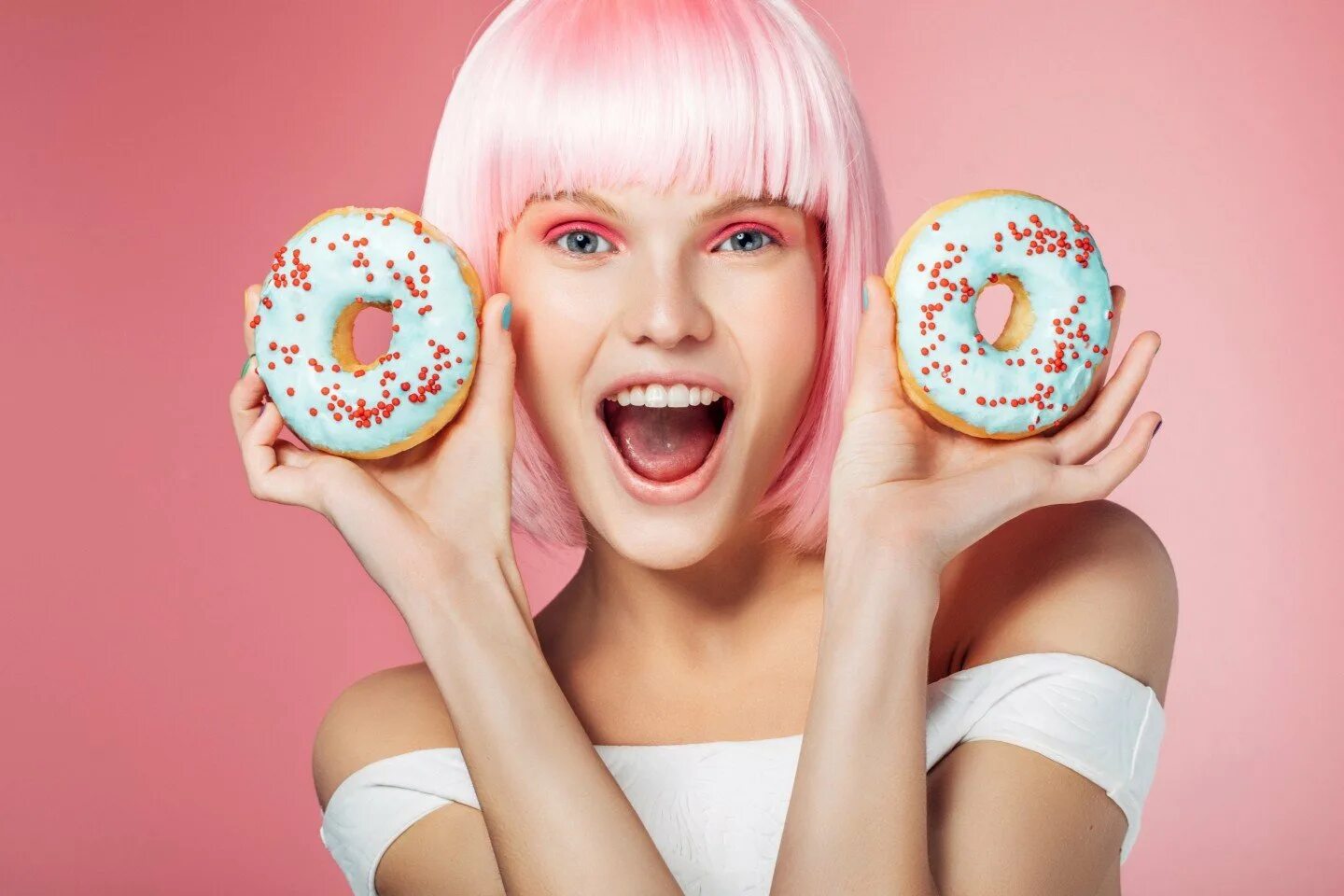 Donut girl. Фотосессия с пончиком девушки. Фотосессия с пончиком девушки. Девочка со сладостями. Фотосессия с пончиком девушки.