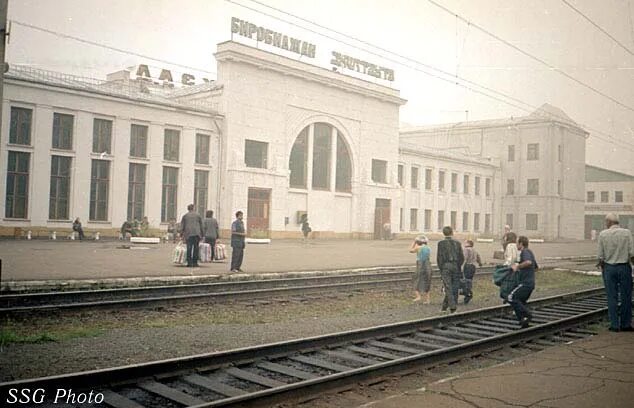 Включи старая станция. Старый вокзал Биробиджан. ЖД вокзал Биробиджан. ЖД вокзал Биробиджан 90 е годы. Биробиджан 1998.