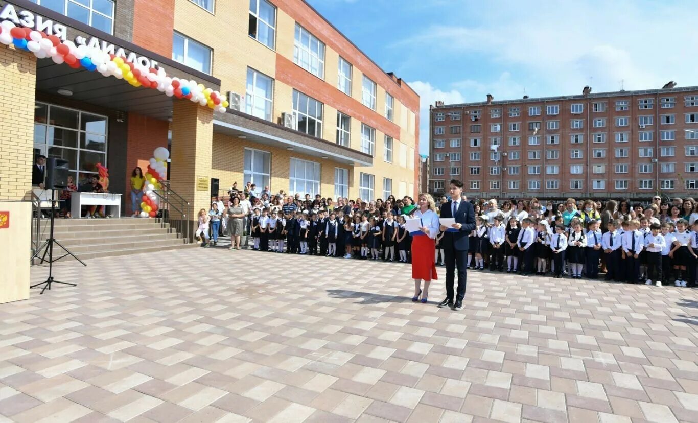 Школа г владикавказ. Гимназия диалог Владикавказ. Школа Эрудит Владикавказ. Школа 30 во Владикавказе новая. Гимназия Эрудит Владикавказ.