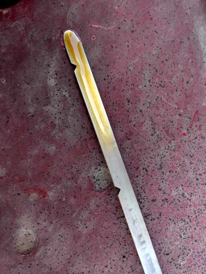 Эмульсия в двигателе на щупе. Щуп шевроле лачетти 1. Белое масло на щупе. Эмульсия в масле на щупе. Белое масло на щупе.