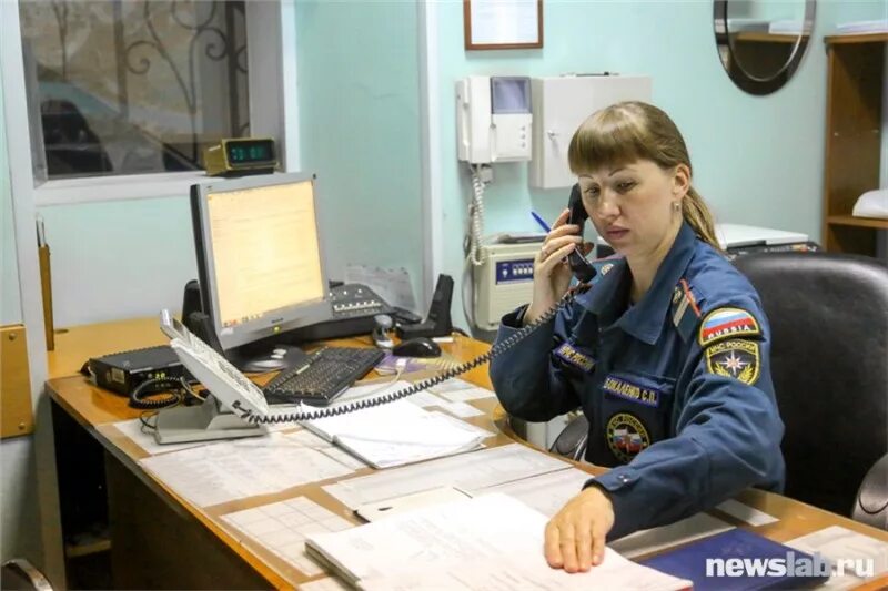 действия диспетчера пункта связи пожарной части. диспетчер пожарной связи. форма диспетчера мчс девушка. диспетчер при пожаре. диспетчер при пожаре.