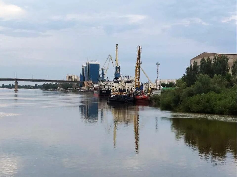 Вода в реке астрахань. Астрахань река. Река Волга Астрахань. Загрязнение реки Волга Астрахань. Акватория Астрахань.