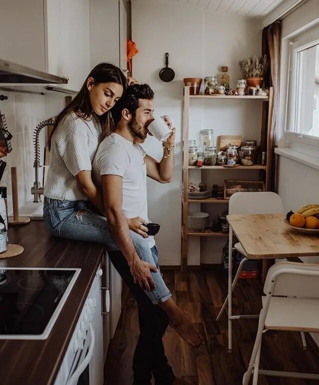 Живут вместе и постоянно. Фотосессия на кухне. Фотосессия в кухонном стиле. Фотосессия пары на кухне. Влюбленные на кухне.