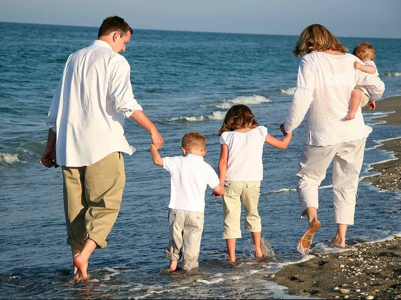 Счастливая семья. Счастливая семья трое детей. Счастливая семья с детьми на море. Дети на море с родителями.