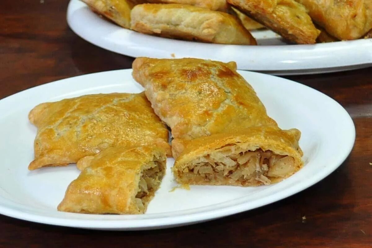 Рецепт пирога с капустой из слоеного теста. Слоеные пирожки с капустой. пирожки из соленого теста. пирожки с капустой из слоеного теста. пирожки с капустой из слоеного теста в духовке.