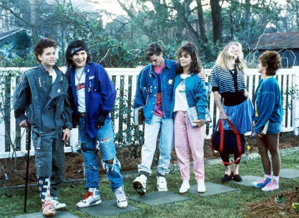 Подростки 80х. Стиль молодежи Америки в 80е. 80е стиль одежды в Америке. 90 Е В Америке мода. Одежда 80е подростки США.