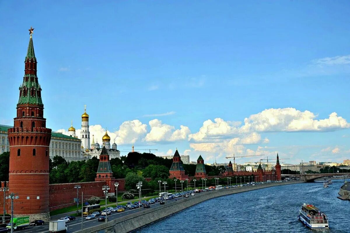 Московский следующий. Москва Кремль Весна. Кремль Москва экскурсии фото. Краткая экскурсия по Москве. Кремль Московский 1280 720.