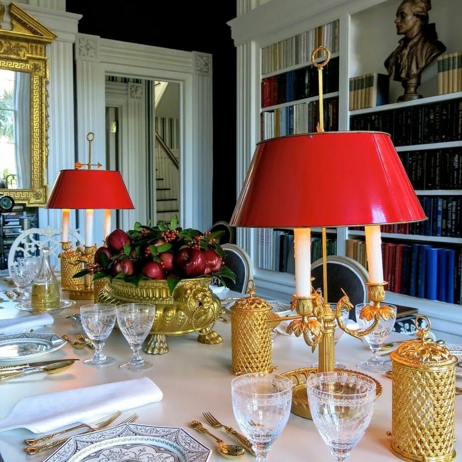 Beautiful tables. Богатые накрытые столы в английском стиле. богатые накрытые столы под английский стиль. лампа на стол в английском стиле красная с серым. beautiful table.