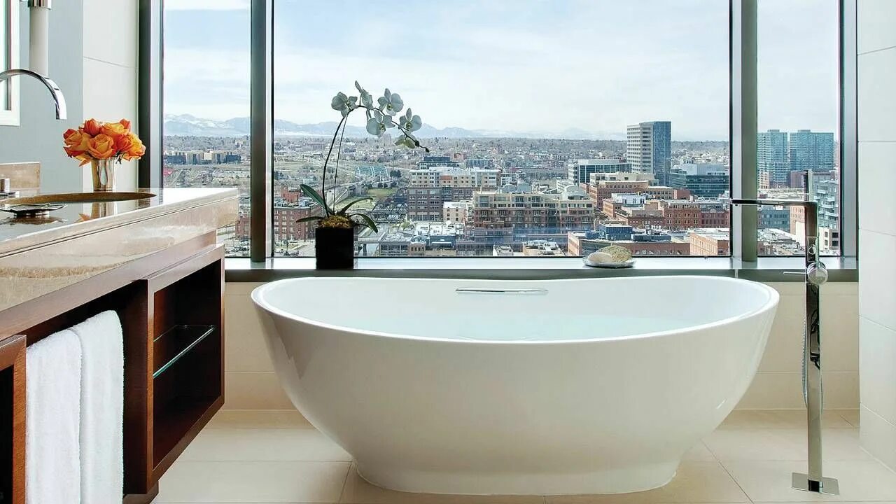 Бурдж халифа стеклянный пол. The ritz-carlton, moscow 5*. Ванная комната с панорамным окном. Квартиры в москоу сити ванны. Москва сити апартаменты с джакузи.