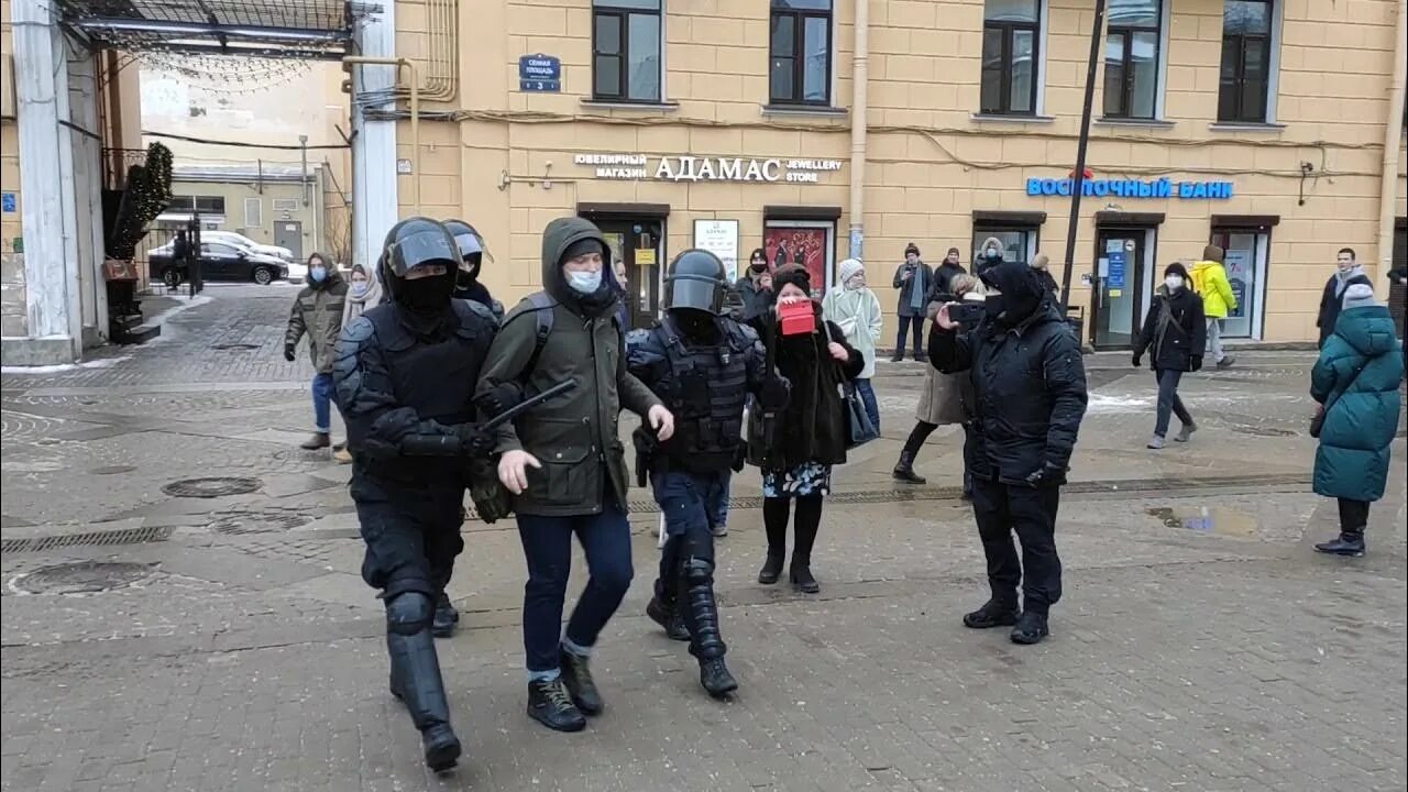 ОМОН на Думской Питер задержание. ОМОН Саратов. Полицейский в Питере. Задержания на Сенной площади в метро. Стрельба на сенной