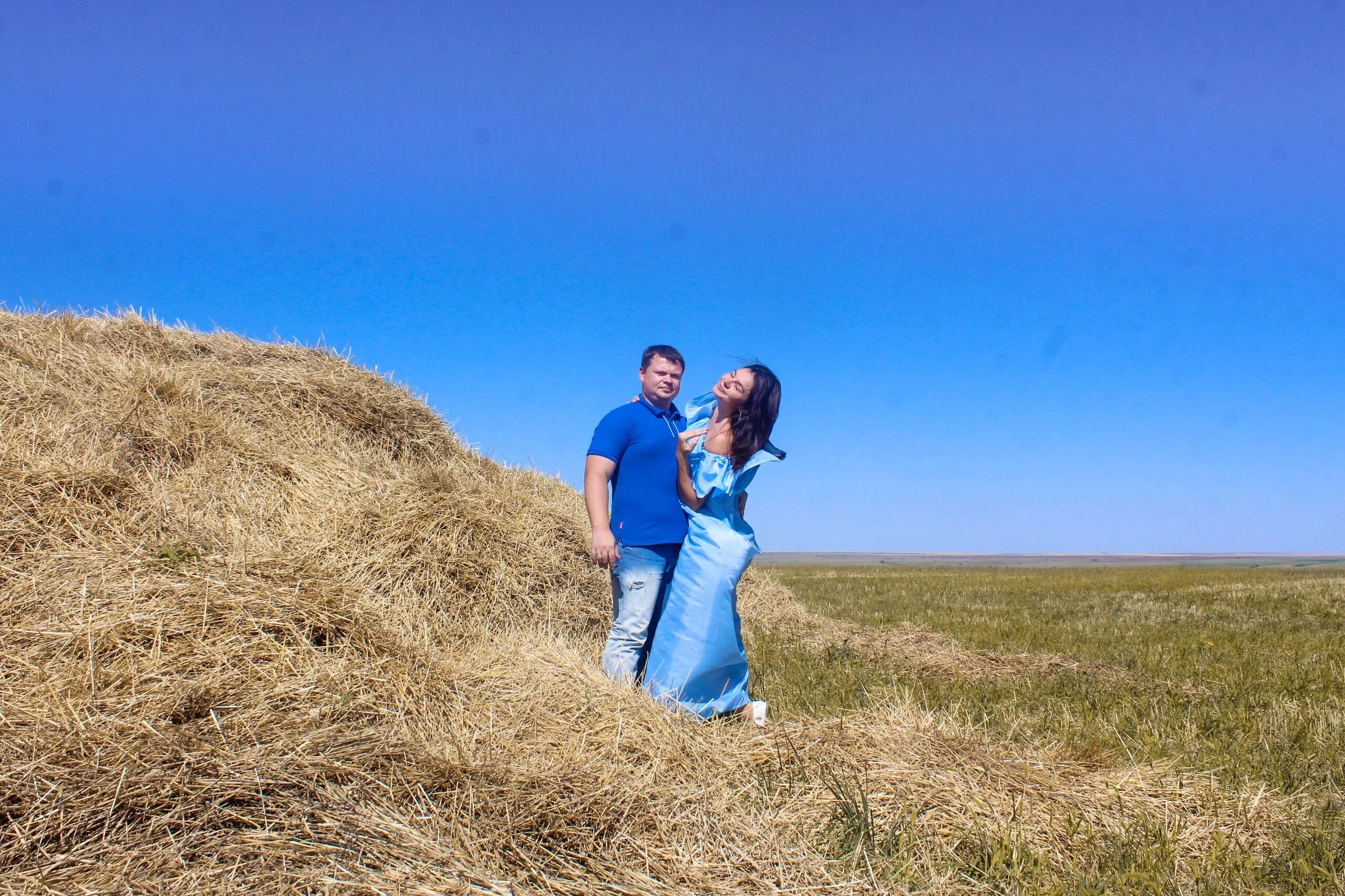 Сено пар. Фотосессия на сеновале семейная. Фотосессия в поле пара. Любовь на сеновале. Фотосессия пары на сеновале.