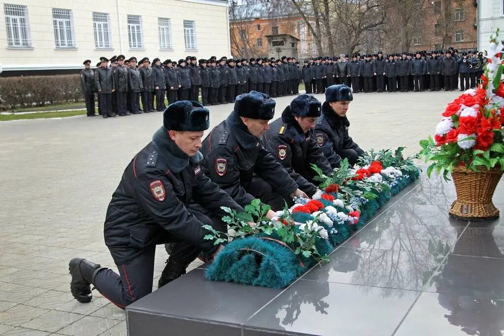 Погибшим полицейским. Памятник погибшим милиционерам. памятник погибшим милиционерам южно-сахалинск. мемориал памяти погибшим милиционерам во владивостоке. памятник погибшим милиционерам в николаеве.