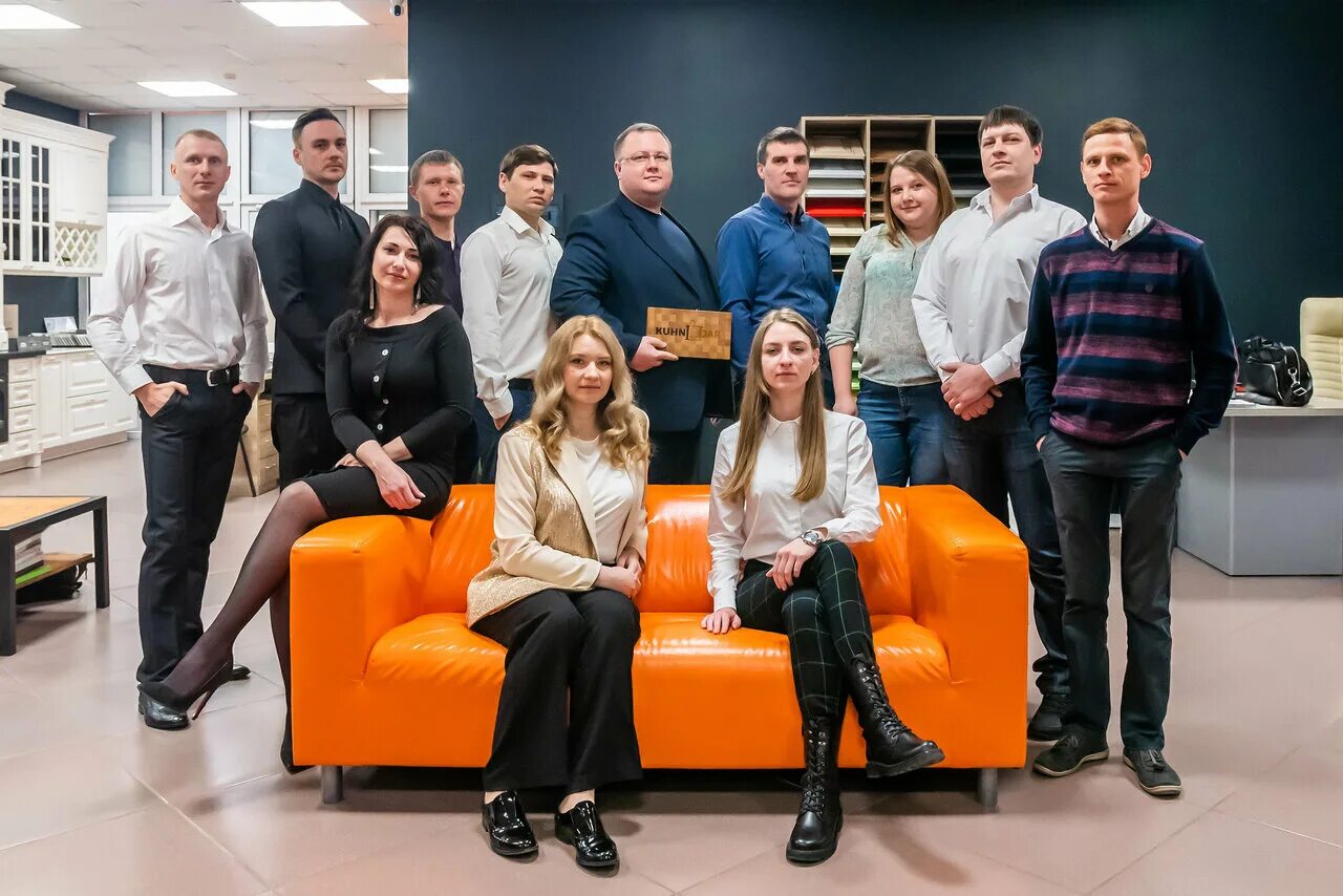 Кухонный гарнитур с золотой патиной. Краснодар улица имени калинина 321 кухнидар. Кухнидар логотип. Кухня из матового пластика. Кухня классика белая с серебряной патиной.