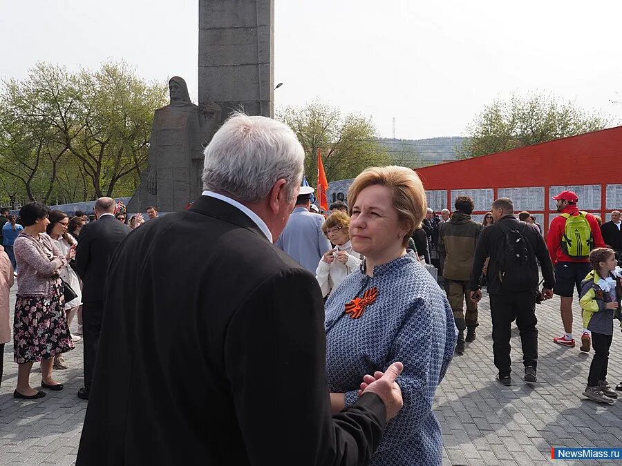 Память миасс вк. В память Миасс. День Победы Миасс. Мемориал Миасс в память Машгородок. День Победы в Миассе 2021 года.