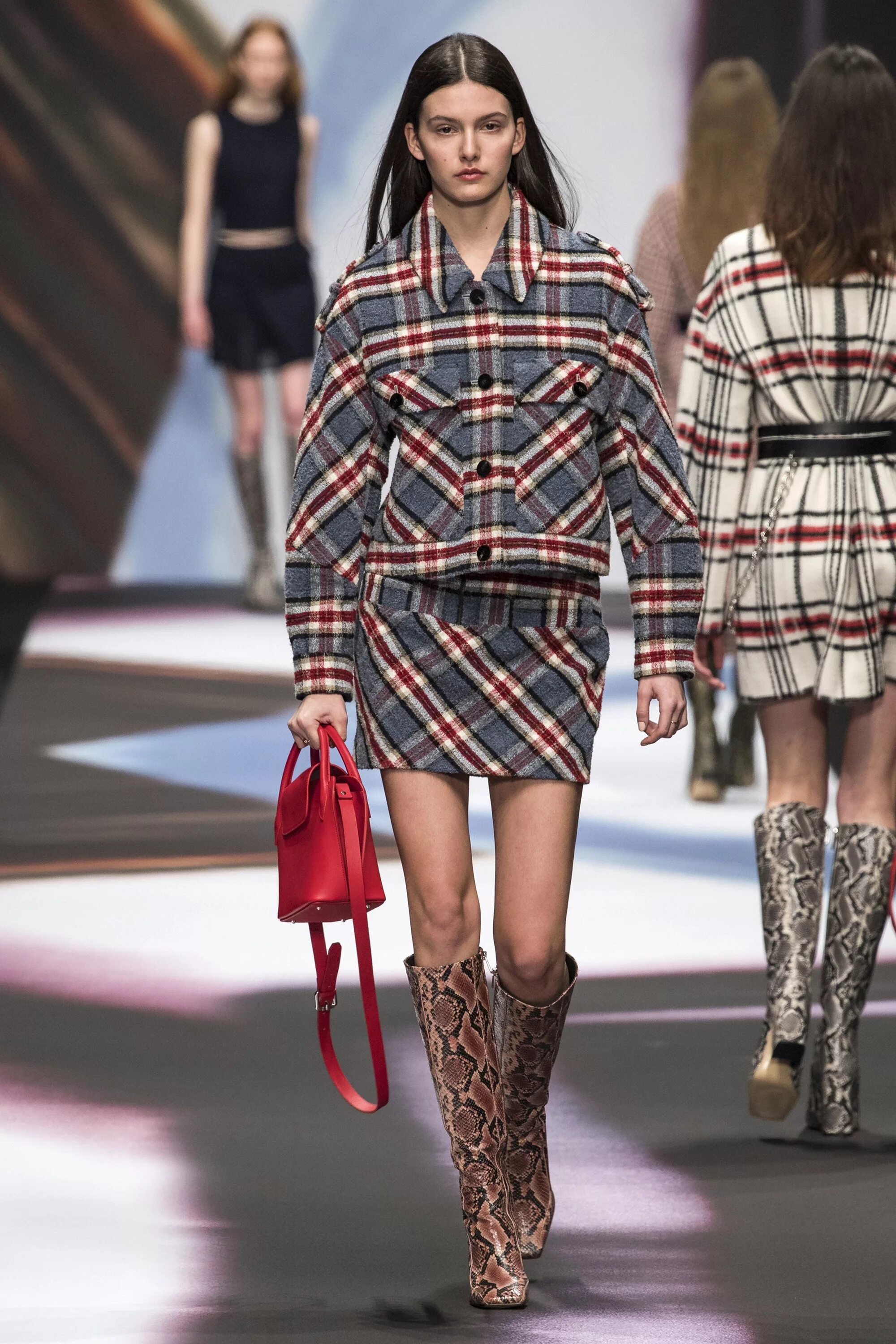 Burberry осень-зима 2021-2022. Одежда в клетку. Платье в клетку. Одежда в клетку подиум. Тренд клетка